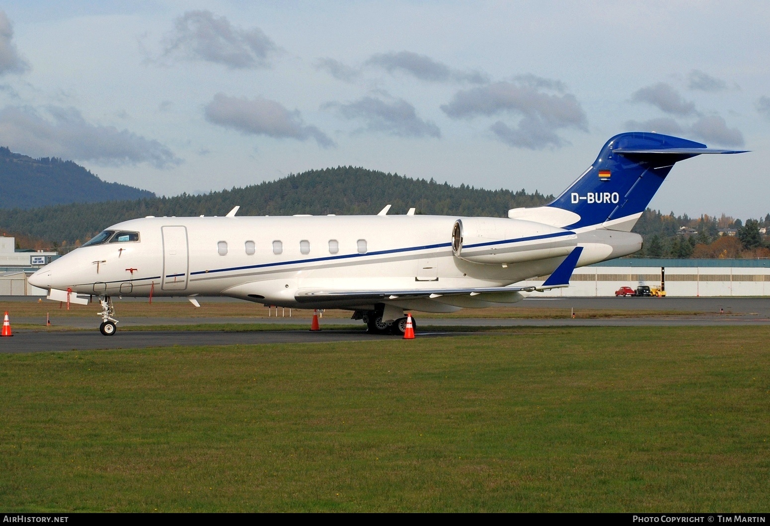Aircraft Photo of D-BURO | Bombardier Challenger 300 (BD-100-1A10) | AirHistory.net #622279