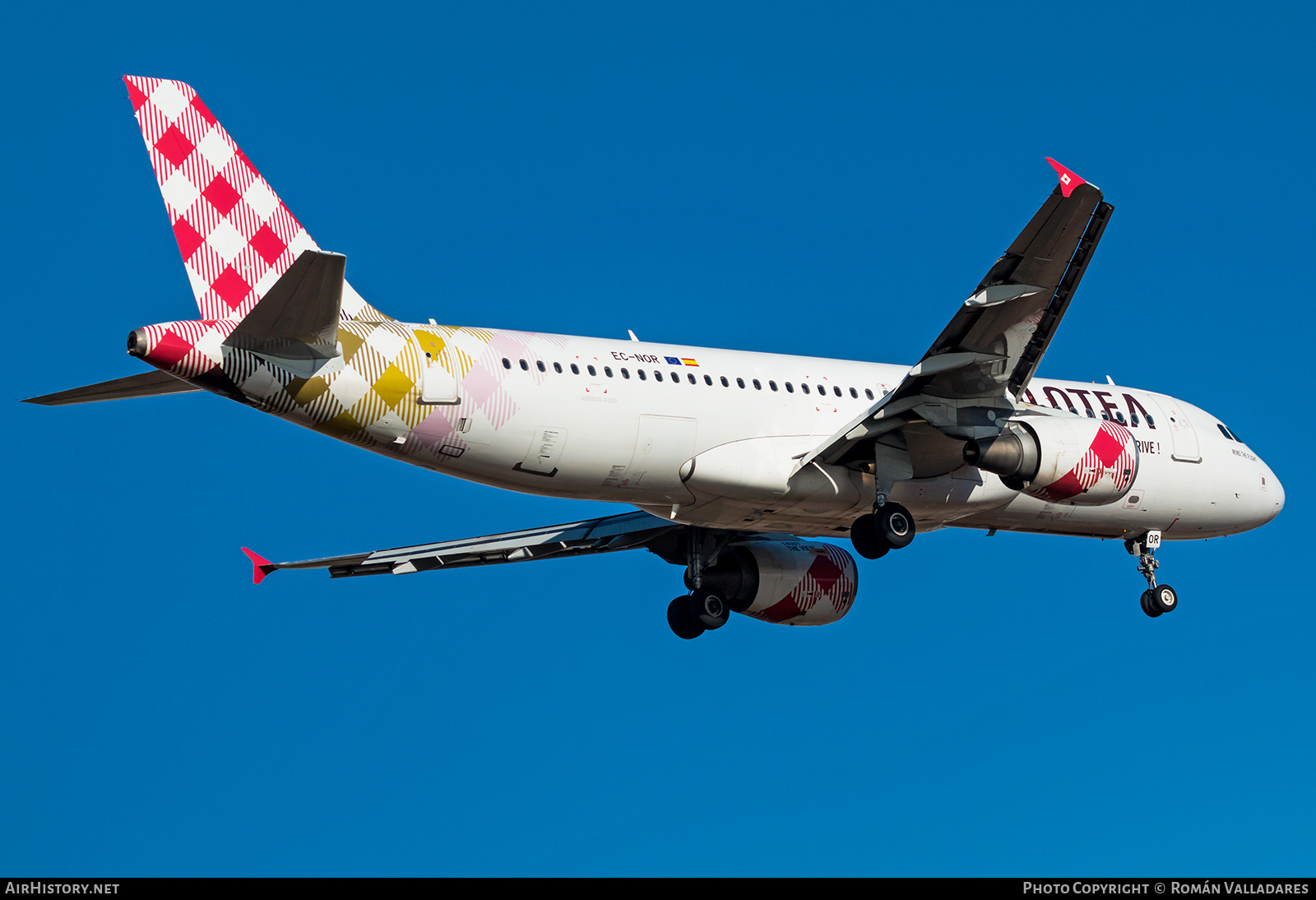 Aircraft Photo of EC-NOR | Airbus A320-216 | Volotea | AirHistory.net #622918