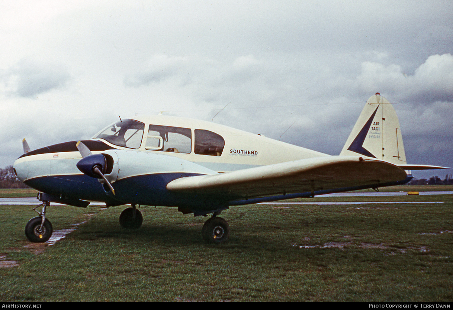 Aircraft Photo of G-AWKZ | Piper PA-23-160 Apache | Southend Light Aviation Centre | AirHistory.net #623329