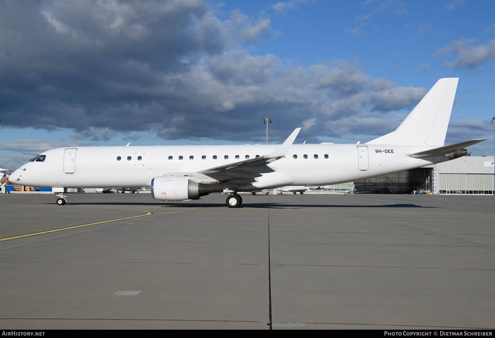 Aircraft Photo of 9H-DEE | Embraer Lineage 1000 (ERJ-190-100ECJ) | AirHistory.net #623706