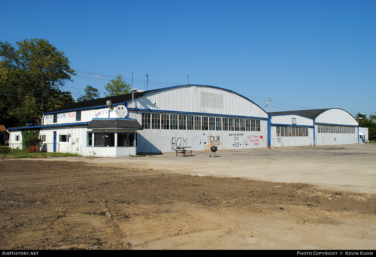 Airport photo of Cincinnati - Blue Ash (ISZ) in Ohio, United States | AirHistory.net #623888