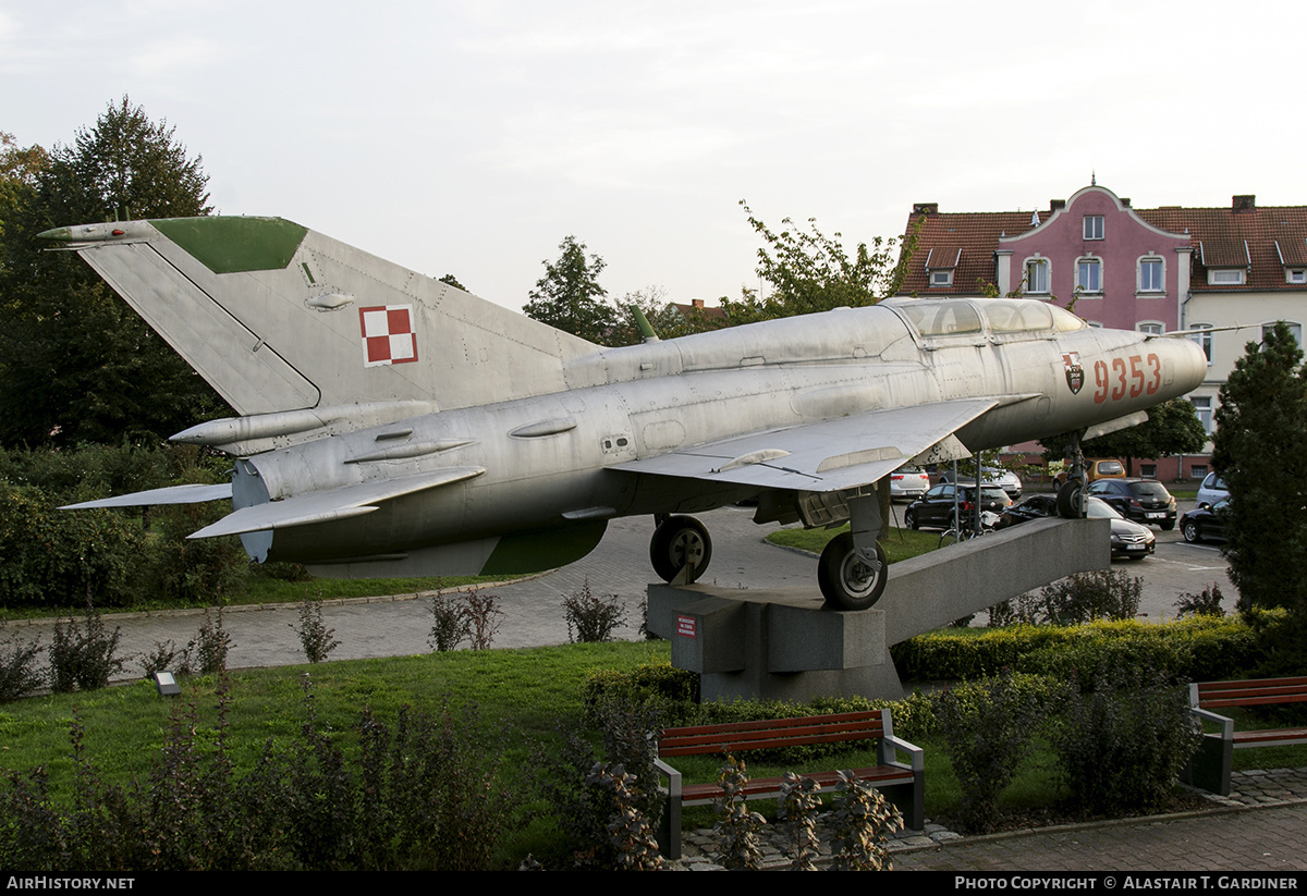 Aircraft Photo of 9353 | Mikoyan-Gurevich MiG-21UM | Poland - Air Force | AirHistory.net #624417