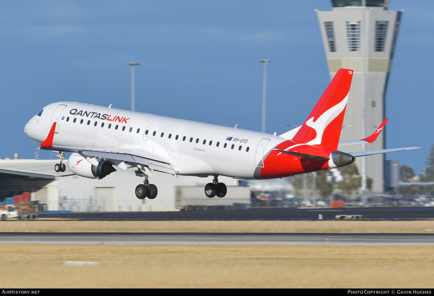 Aircraft Photo of VH-UYO | Embraer 190AR (ERJ-190-100IGW) | QantasLink | AirHistory.net #624917