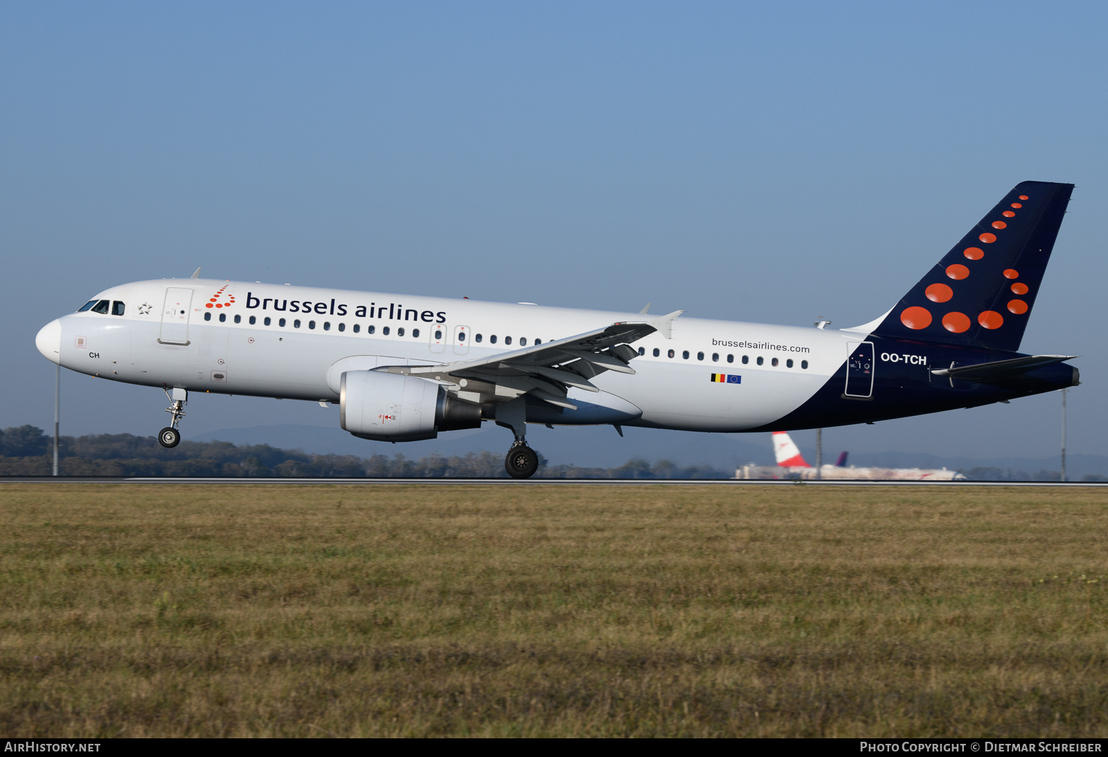 Aircraft Photo of OO-TCH | Airbus A320-214 | Brussels Airlines | AirHistory.net #625555