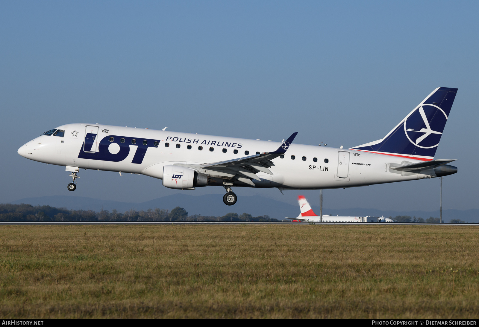 Aircraft Photo of SP-LIN | Embraer 175LR (ERJ-170-200LR) | LOT Polish Airlines - Polskie Linie Lotnicze | AirHistory.net #625563