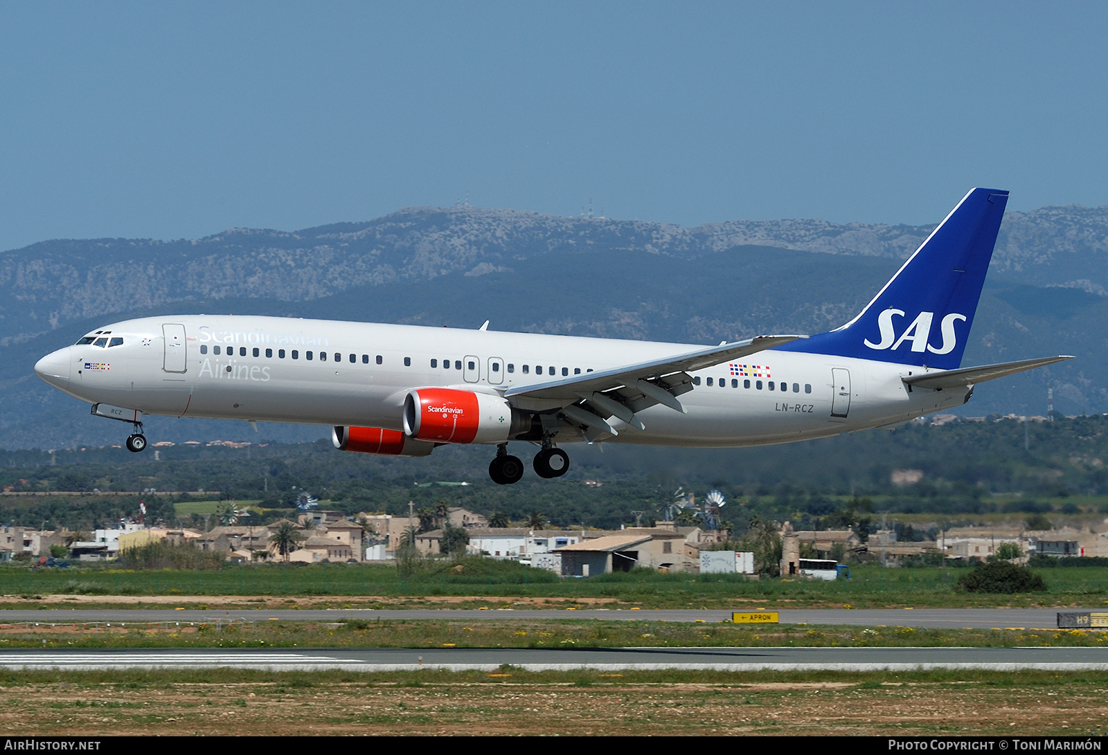 Aircraft Photo of LN-RCZ | Boeing 737-883 | Scandinavian Airlines - SAS | AirHistory.net #626252