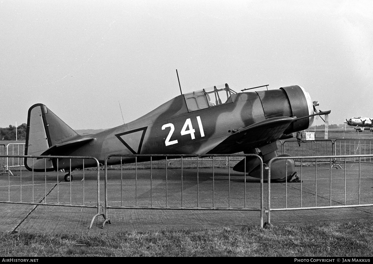 Aircraft Photo of PH-IIB / 241 | North American AT-16 Harvard IIB | Netherlands - Air Force | AirHistory.net #626653