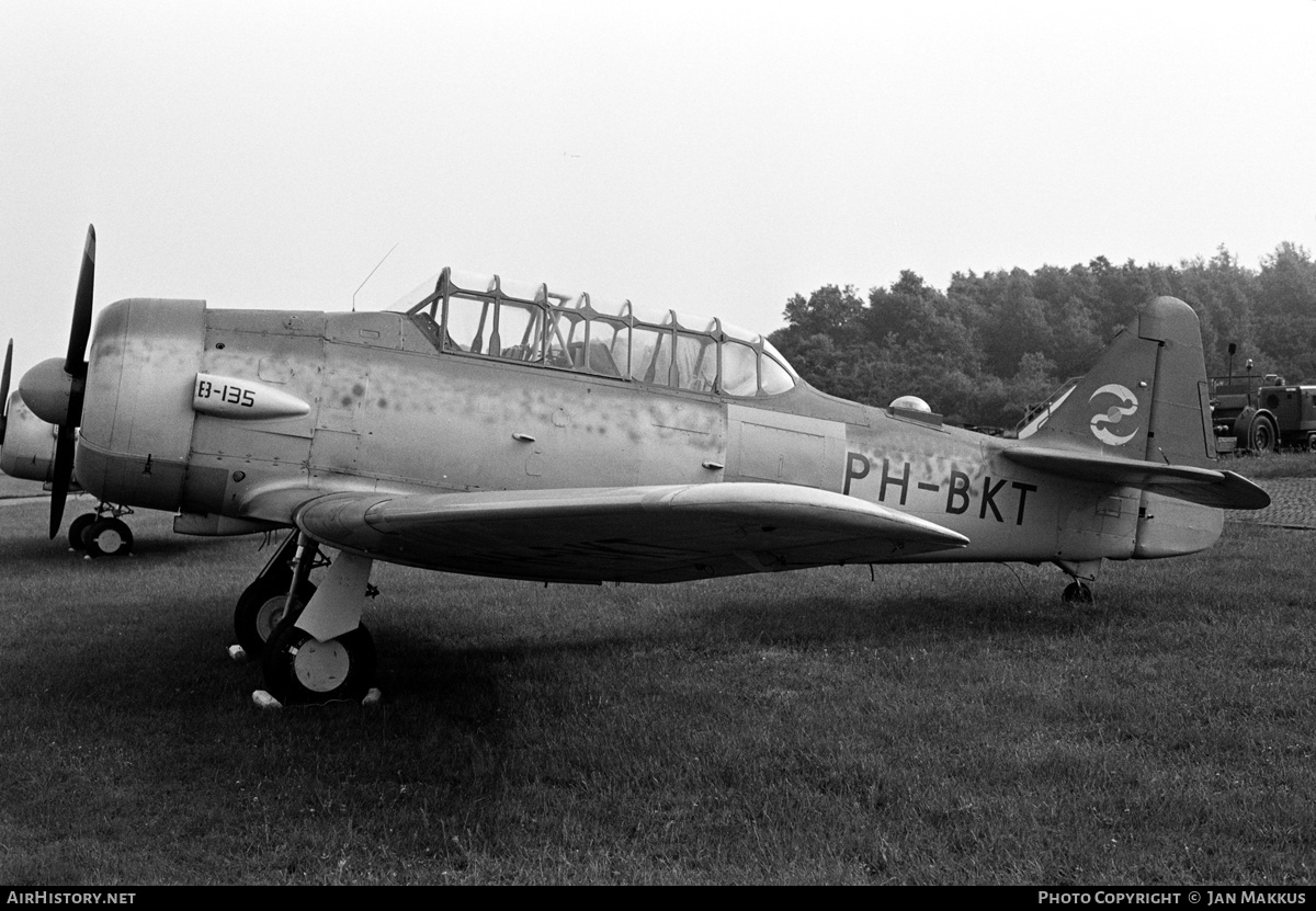 Aircraft Photo of PH-BKT / B-135 | North American AT-16 Harvard IIB | Stichting Vliegsport Gilze-Rijen | AirHistory.net #626695