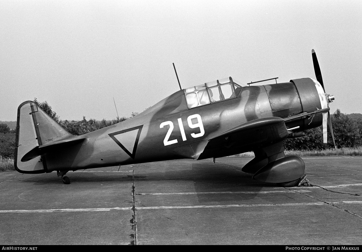 Aircraft Photo of 219 / B-64 | North American AT-16 Harvard IIB | Netherlands - Air Force | AirHistory.net #627033