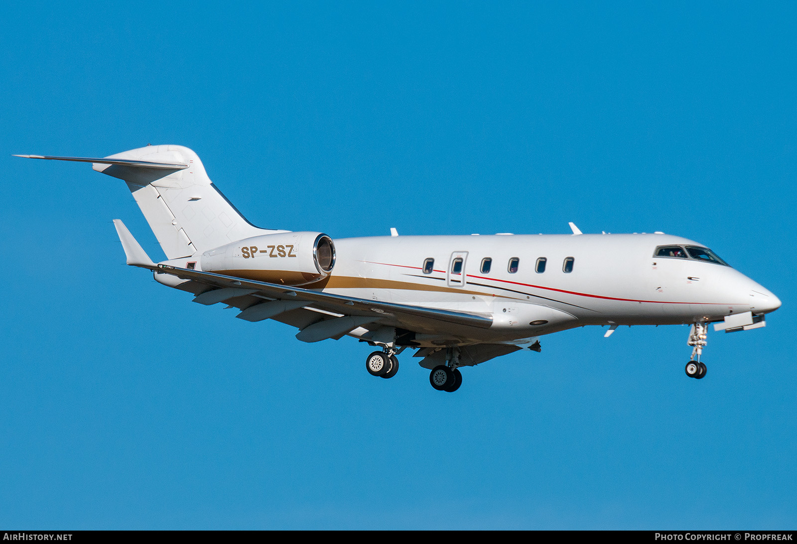 Aircraft Photo of SP-ZSZ | Bombardier Challenger 300 (BD-100-1A10) | AirHistory.net #628303