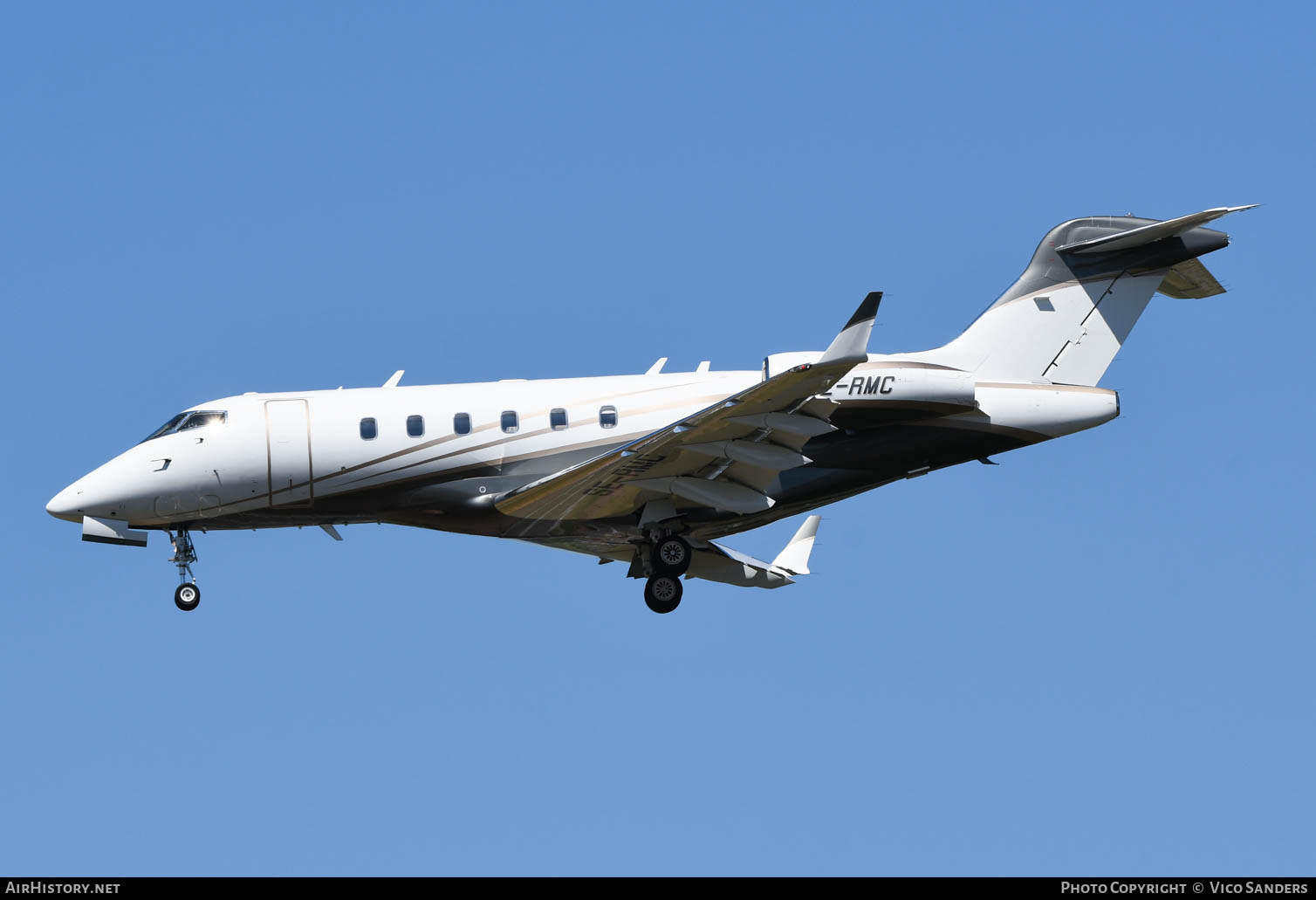 Aircraft Photo of SE-RMC | Bombardier Challenger 300 (BD-100-1A10) | AirHistory.net #629633