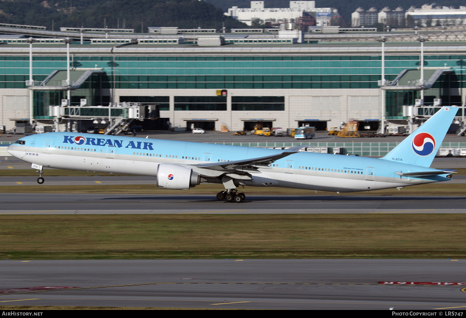 Aircraft Photo of HL8218 | Boeing 777-3B5/ER | Korean Air | AirHistory.net #629716