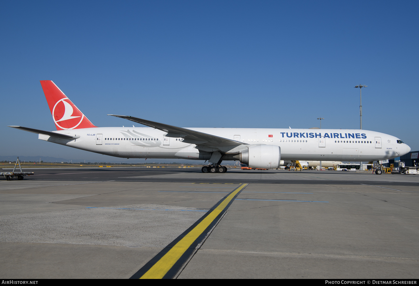 Aircraft Photo of TC-LJD | Boeing 777-3F2/ER | Turkish Airlines | AirHistory.net #630313