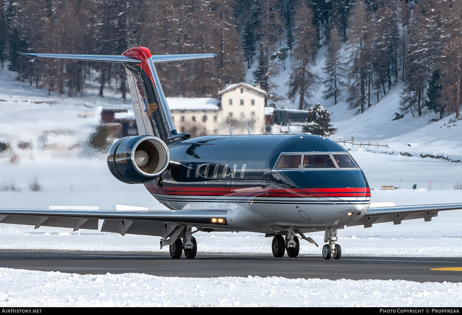 Aircraft Photo of M-LOOK | Bombardier Challenger 604 (CL-600-2B16) | AirHistory.net #630947