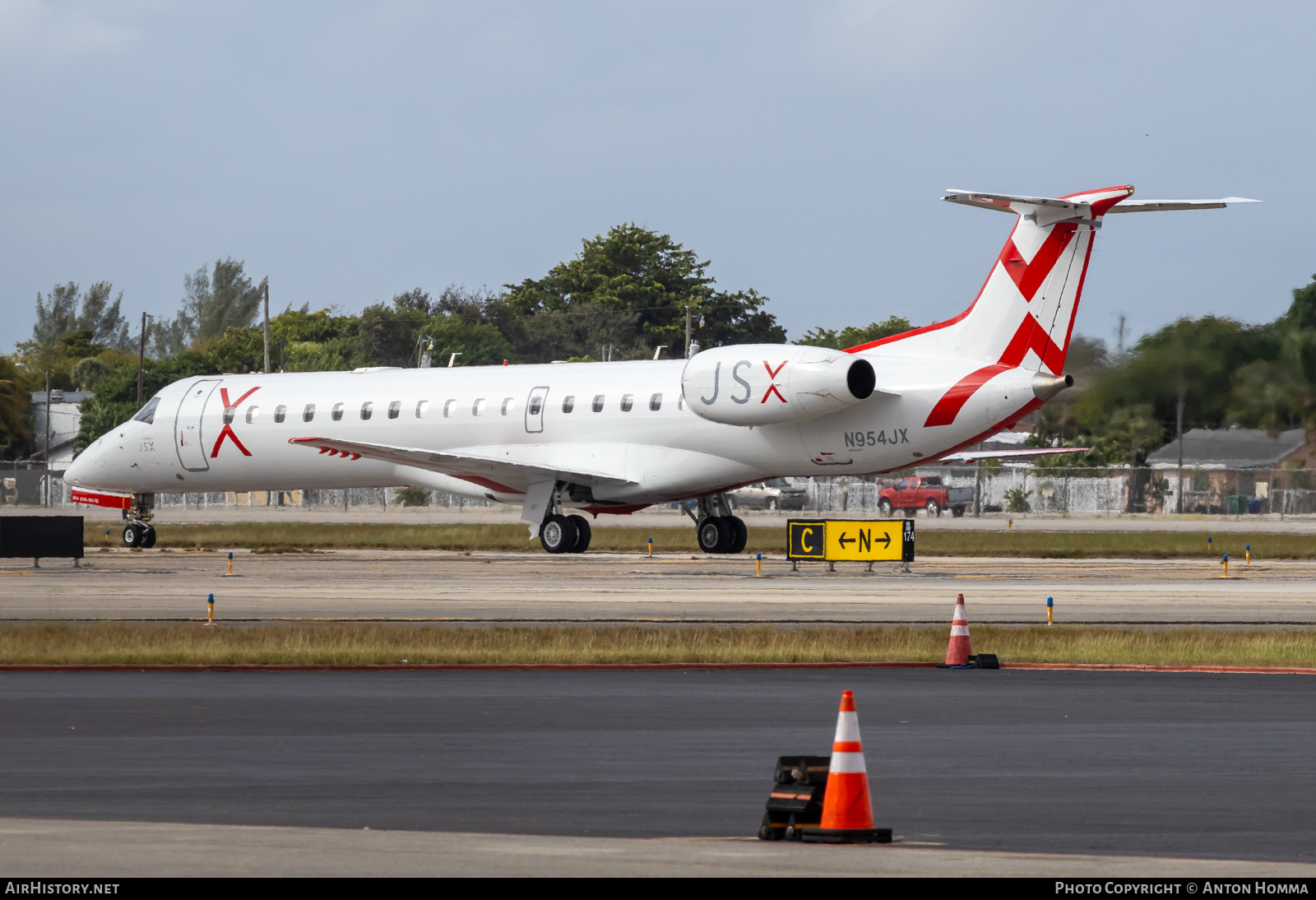 Aircraft Photo of N954JX | Embraer ERJ-145LR (EMB-145LR) | JetSuiteX - JSX | AirHistory.net #631026