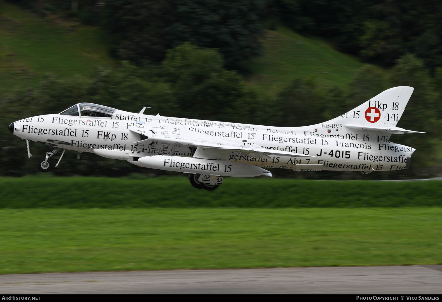 Aircraft Photo of HB-RVS / J-4015 | Hawker Hunter F58 | Switzerland - Air Force | AirHistory.net #631574
