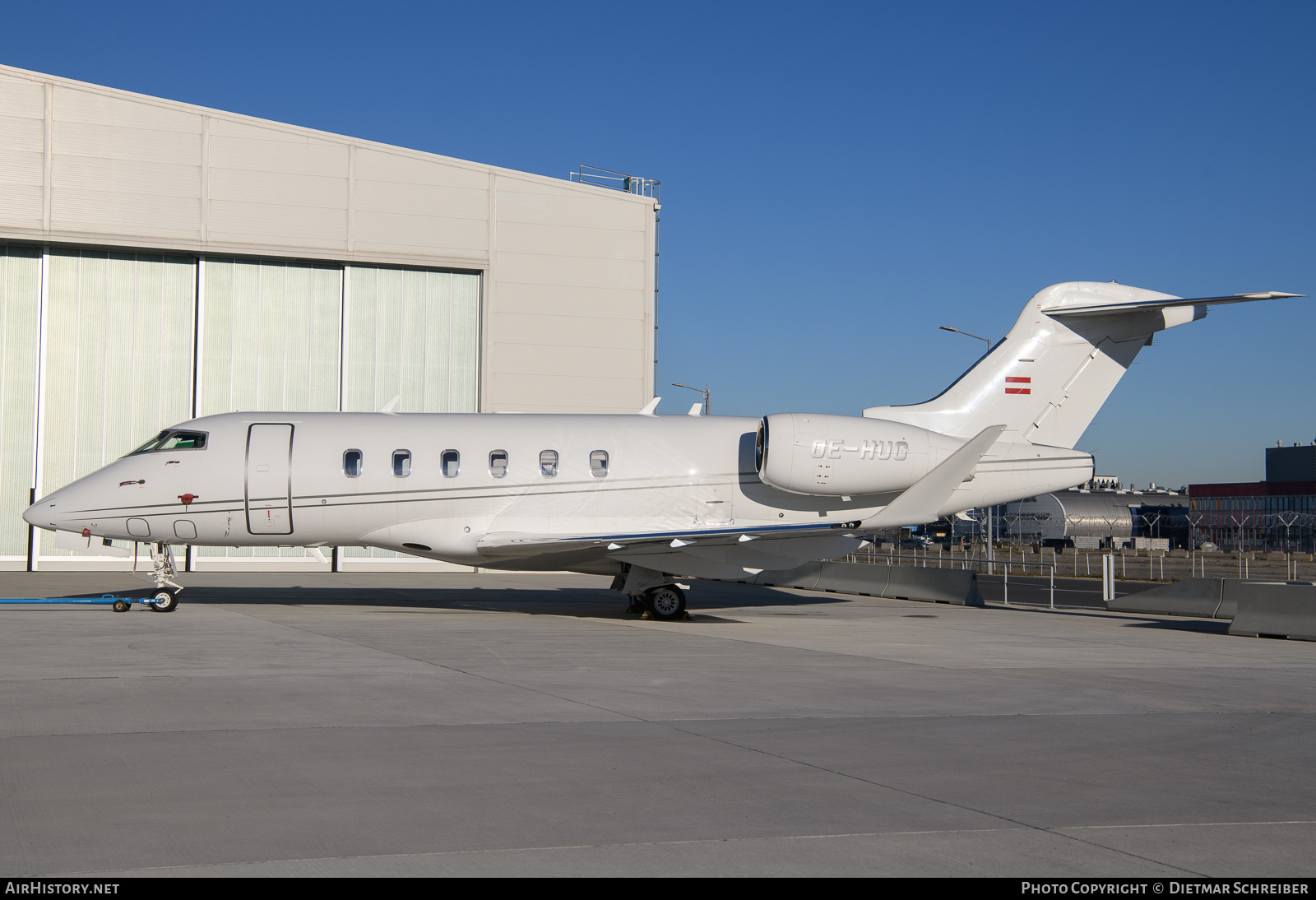 Aircraft Photo of OE-HUG | Bombardier Challenger 350 (BD-100-1A10) | AirHistory.net #632100