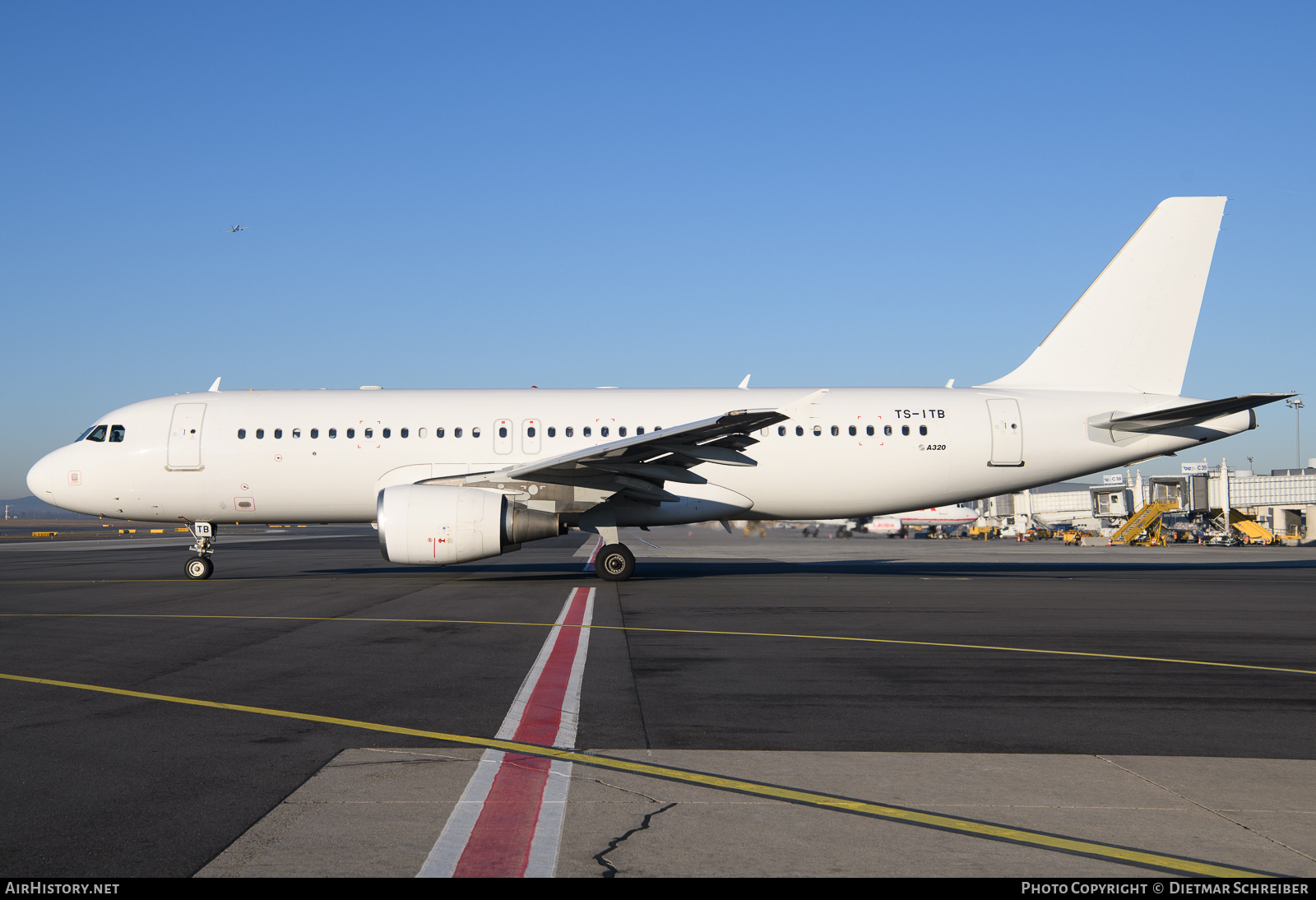 Aircraft Photo of TS-ITB | Airbus A320-214 | Tunisair | AirHistory.net #632113