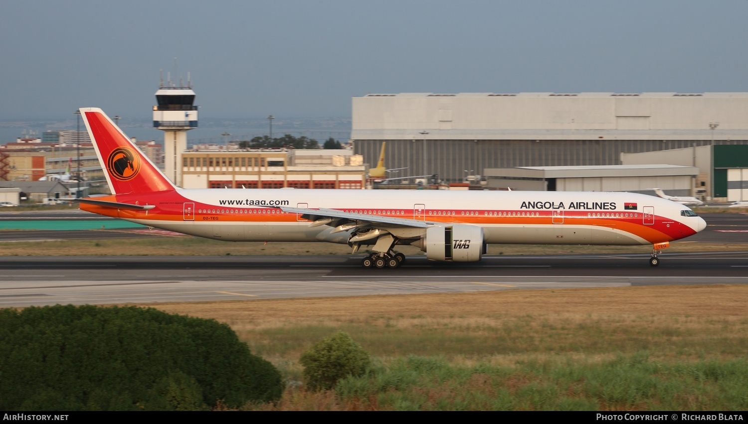 Aircraft Photo of D2-TEG | Boeing 777-3M2/ER | TAAG Angola Airlines - Linhas Aéreas de Angola | AirHistory.net #632298