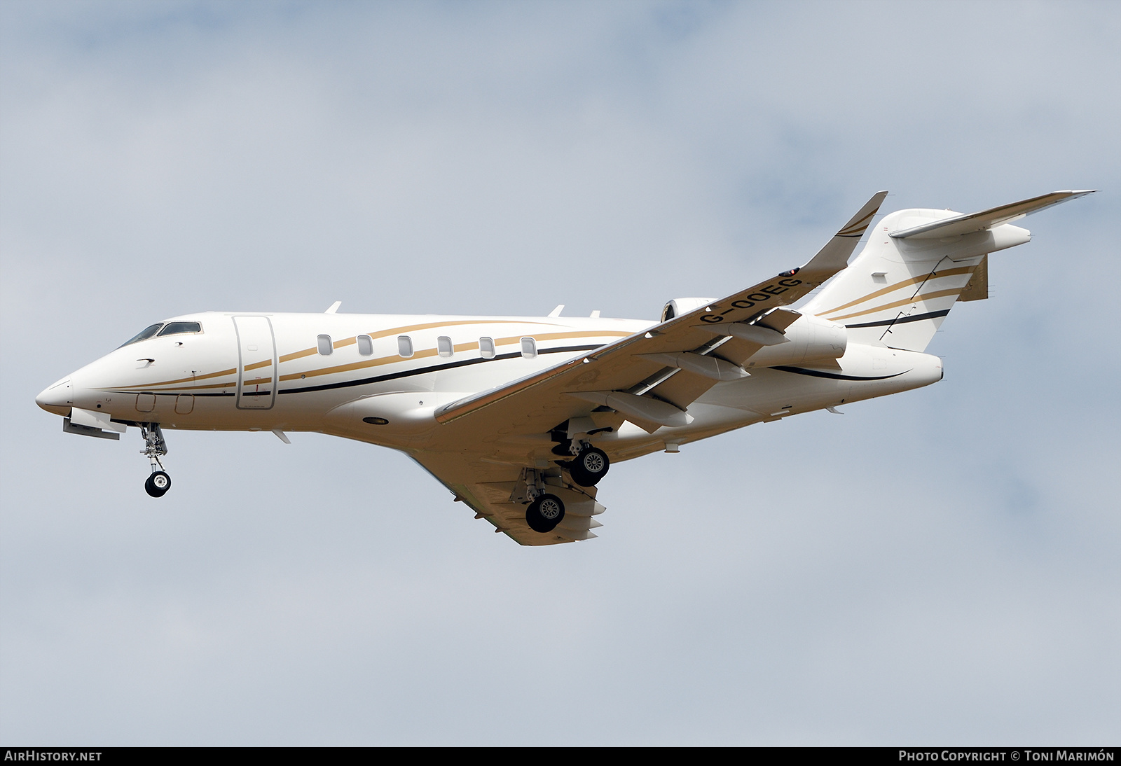 Aircraft Photo of G-OOEG | Bombardier Challenger 350 (BD-100-1A10) | AirHistory.net #632639