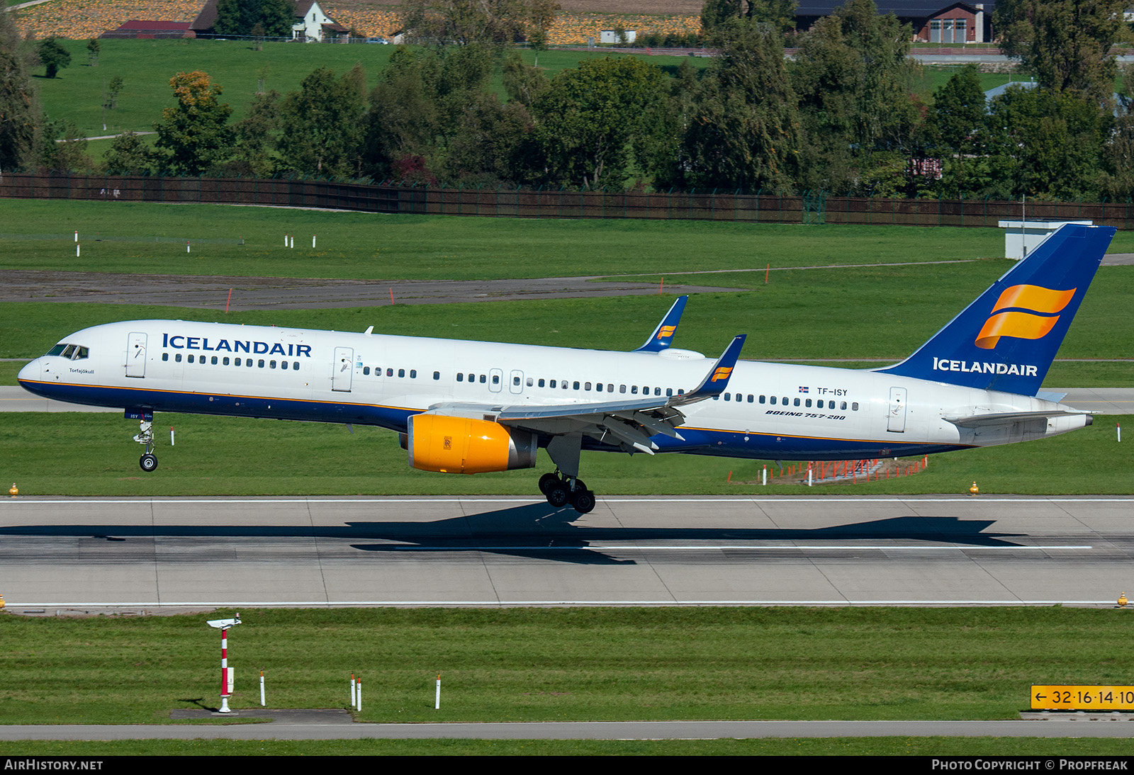 Aircraft Photo of TF-ISY | Boeing 757-223 | Icelandair | AirHistory.net #633107