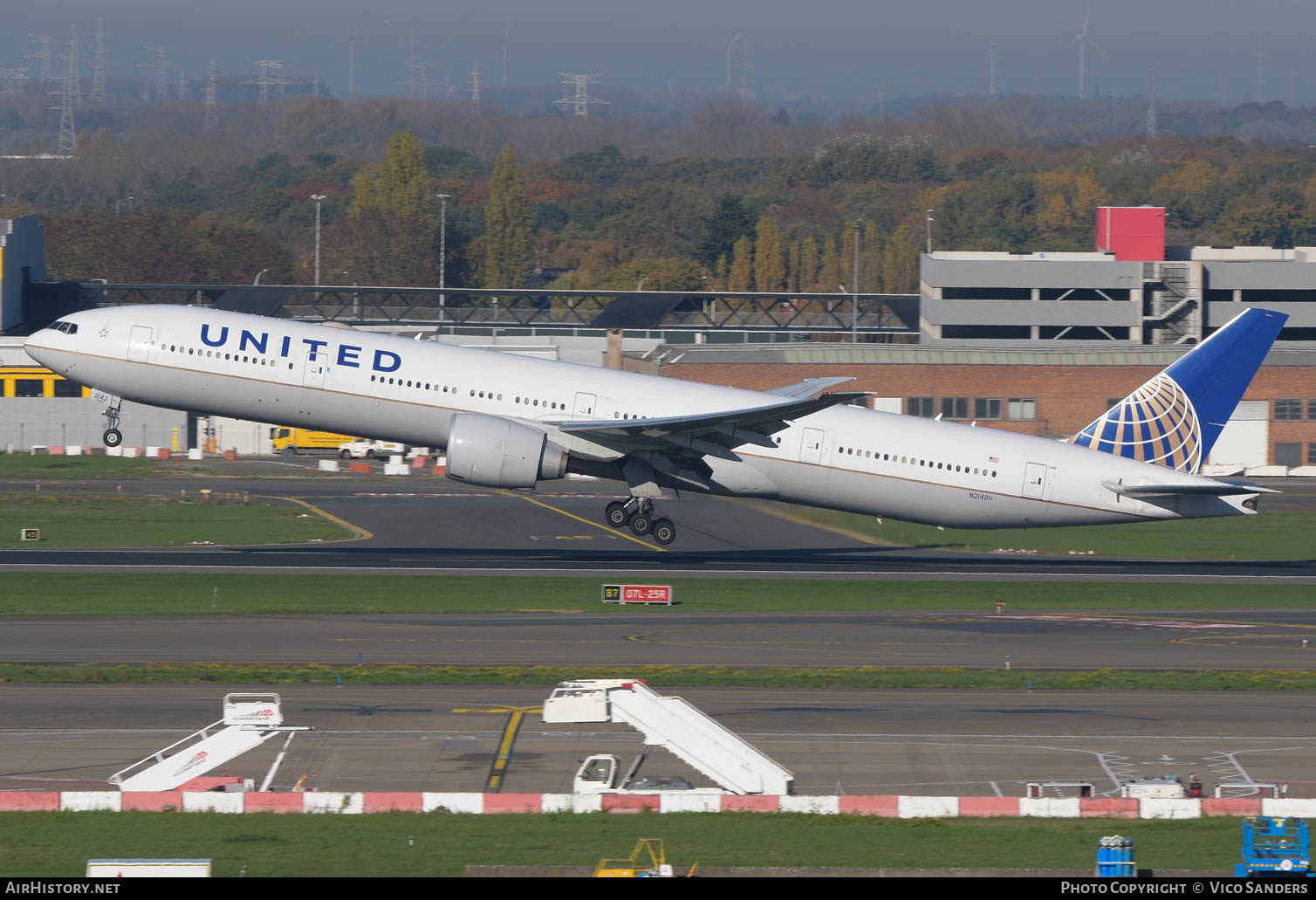 Aircraft Photo of N2142U | Boeing 777-300/ER | United Airlines | AirHistory.net #633447