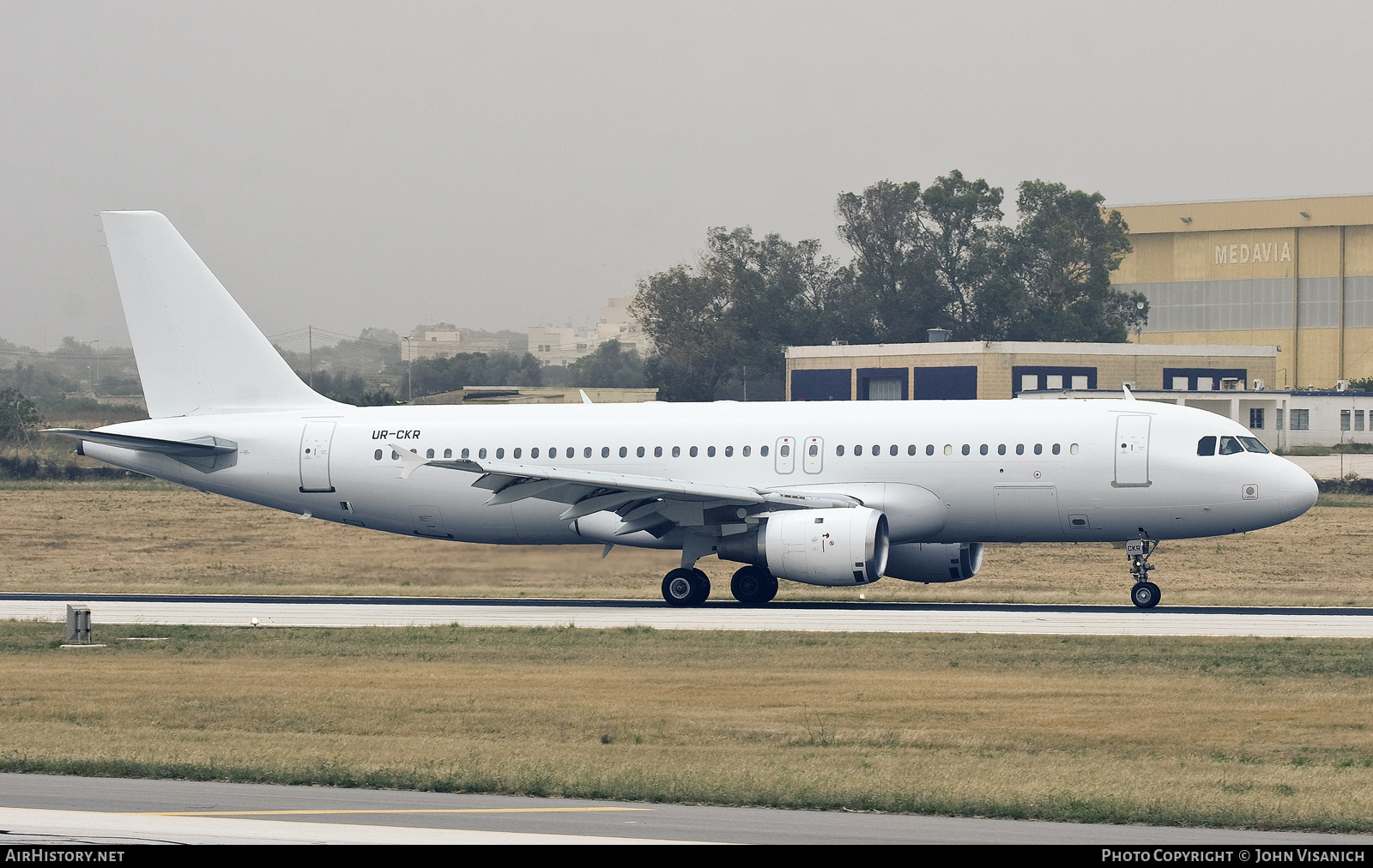 Aircraft Photo of UR-CKR | Airbus A320-211 | AirHistory.net #633668