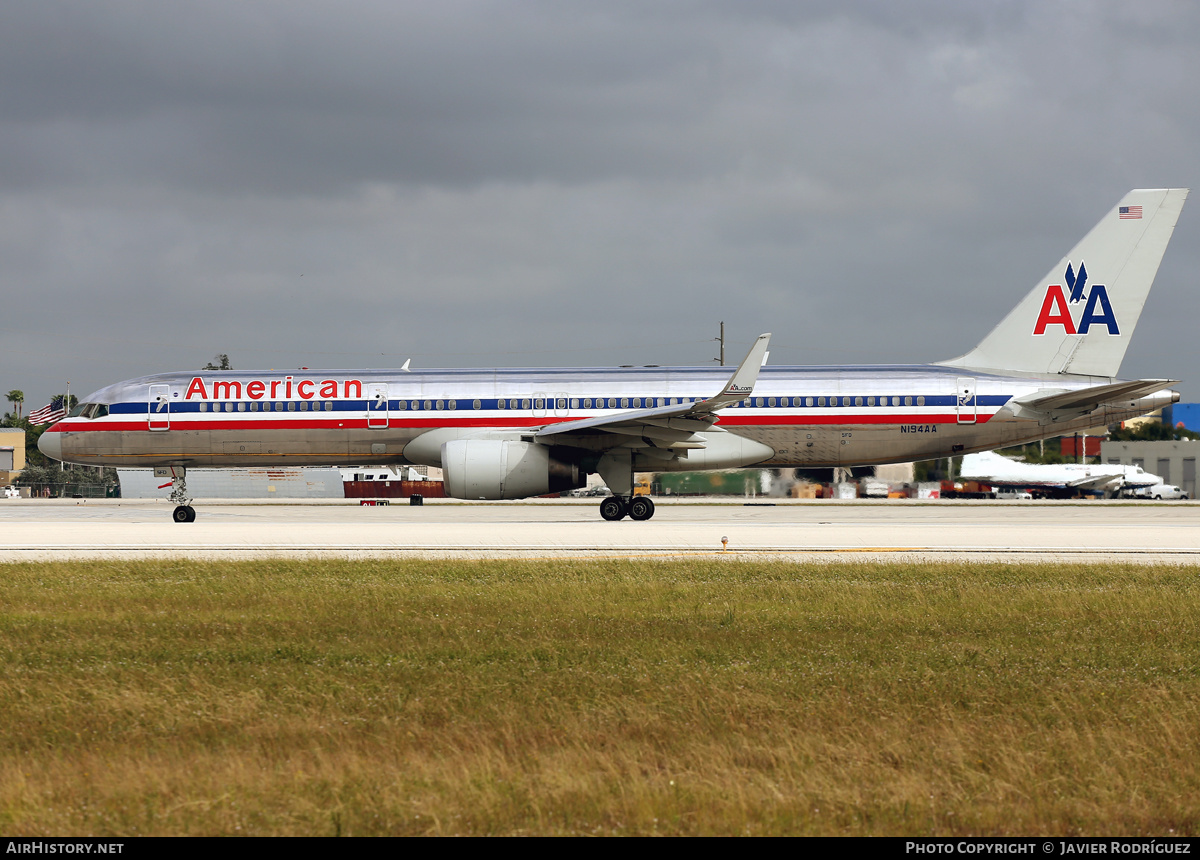 Aircraft Photo of N194AA | Boeing 757-223 | American Airlines | AirHistory.net #633803