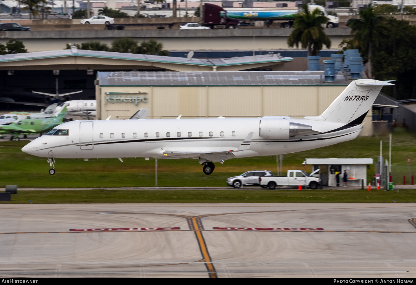 Aircraft Photo of N678RS | Bombardier Challenger 850 (CRJ-200SE/CL-600-2B19) | AirHistory.net #634452