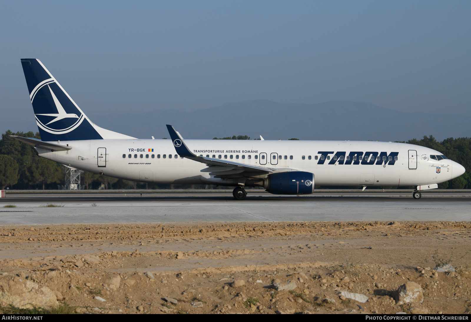 Aircraft Photo of YR-BGK | Boeing 737-800 | TAROM - Transporturile Aeriene Române | AirHistory.net #635550