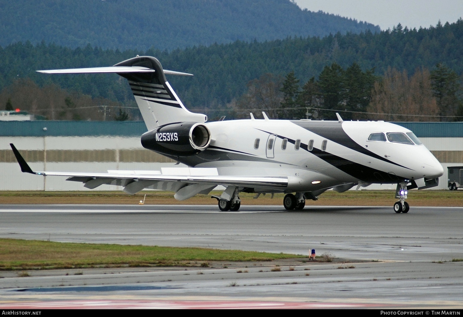 Aircraft Photo of N253XS | Bombardier Challenger 300 (BD-100-1A10) | AirHistory.net #635590