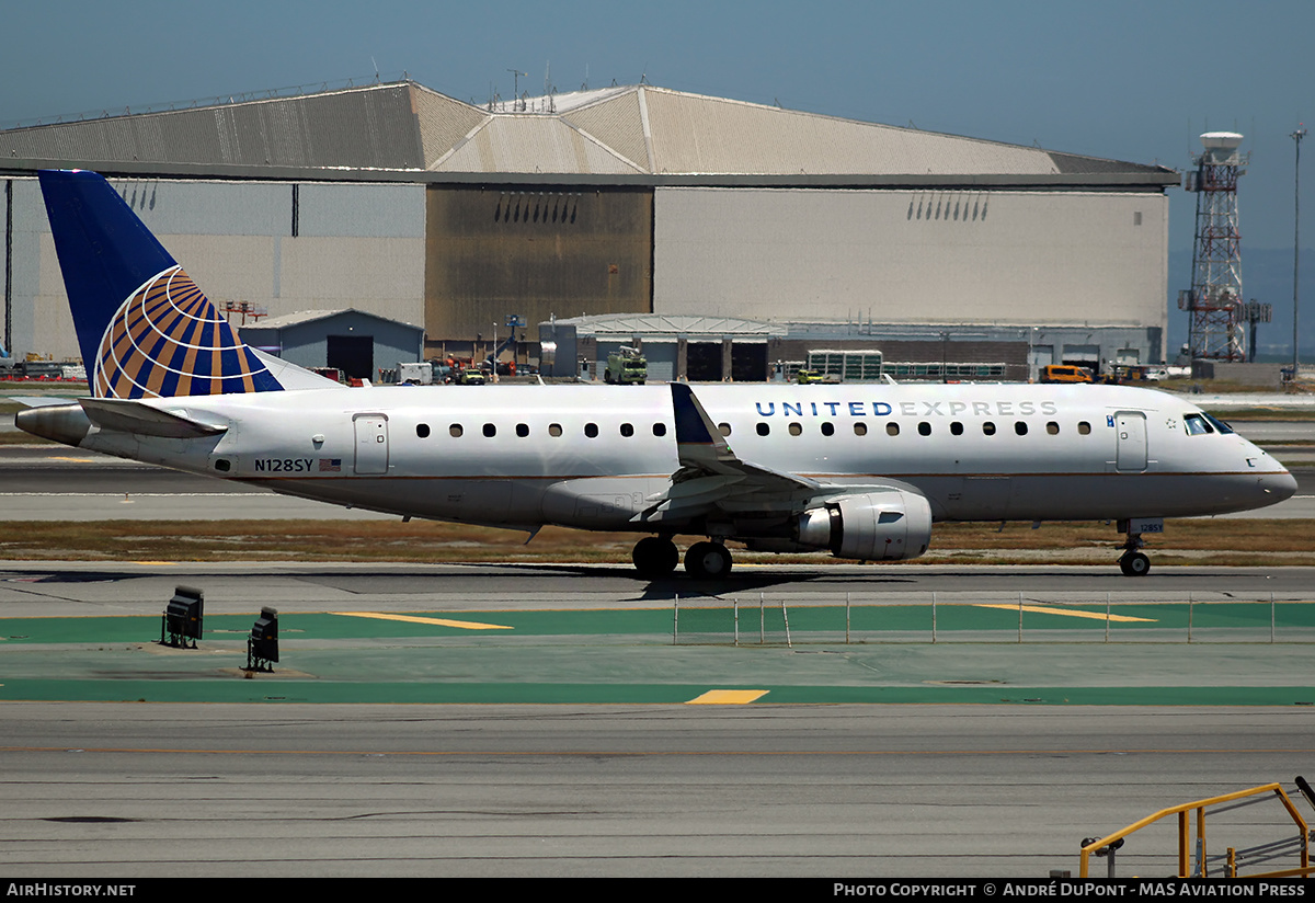 Aircraft Photo of N128SY | Embraer 175LR (ERJ-170-200LR) | United Express | AirHistory.net #635658