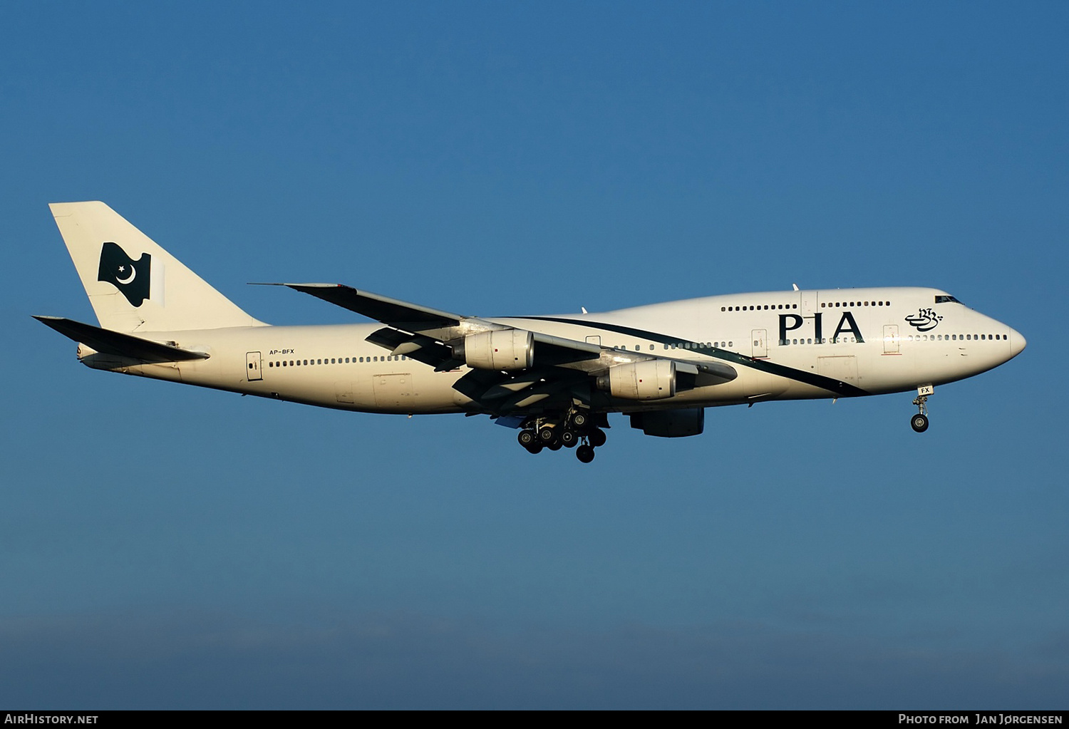 Aircraft Photo of AP-BFX | Boeing 747-367 | Pakistan International Airlines - PIA | AirHistory.net #636886