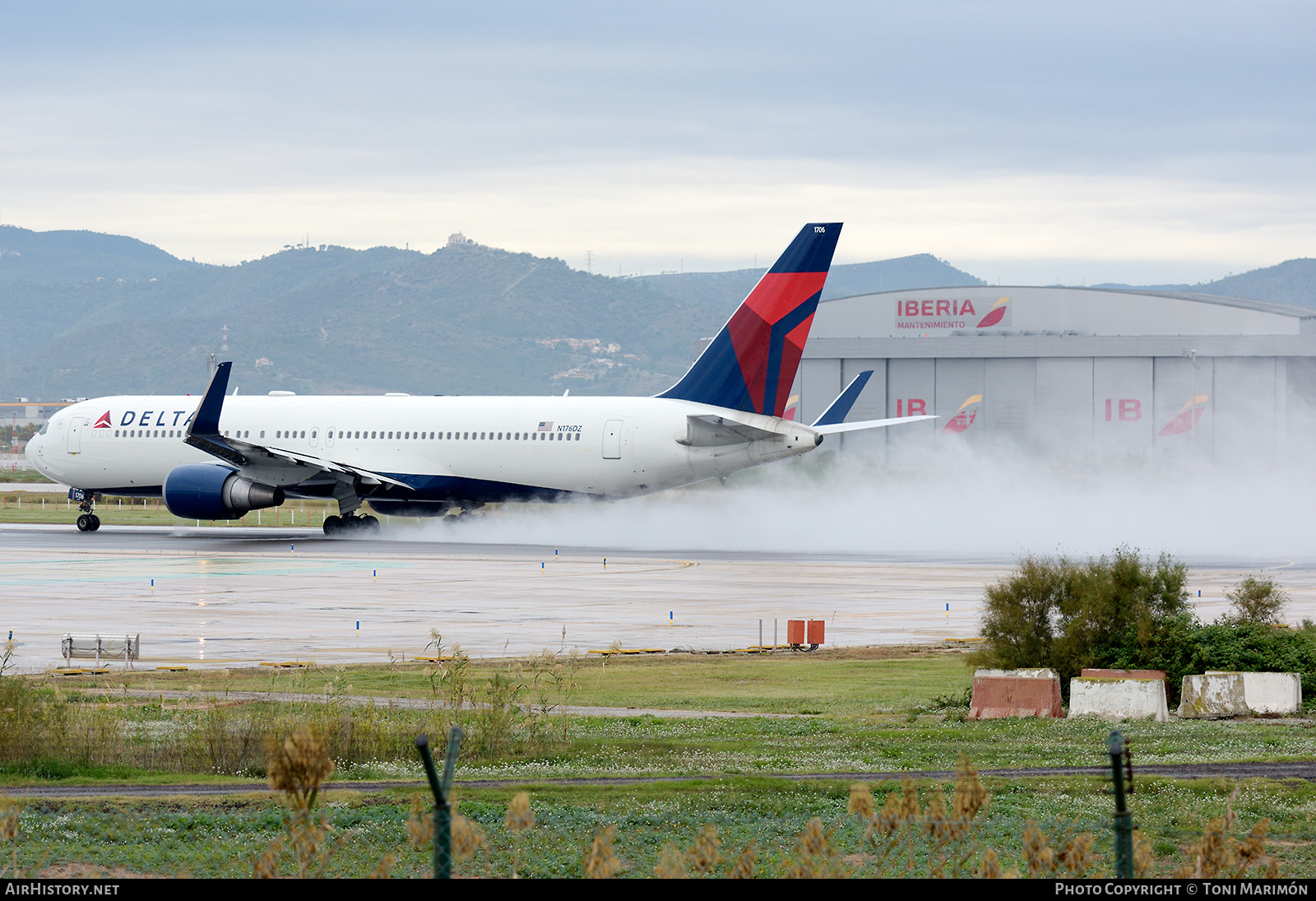 Aircraft Photo of N176DZ | Boeing 767-332/ER | Delta Air Lines | AirHistory.net #637231