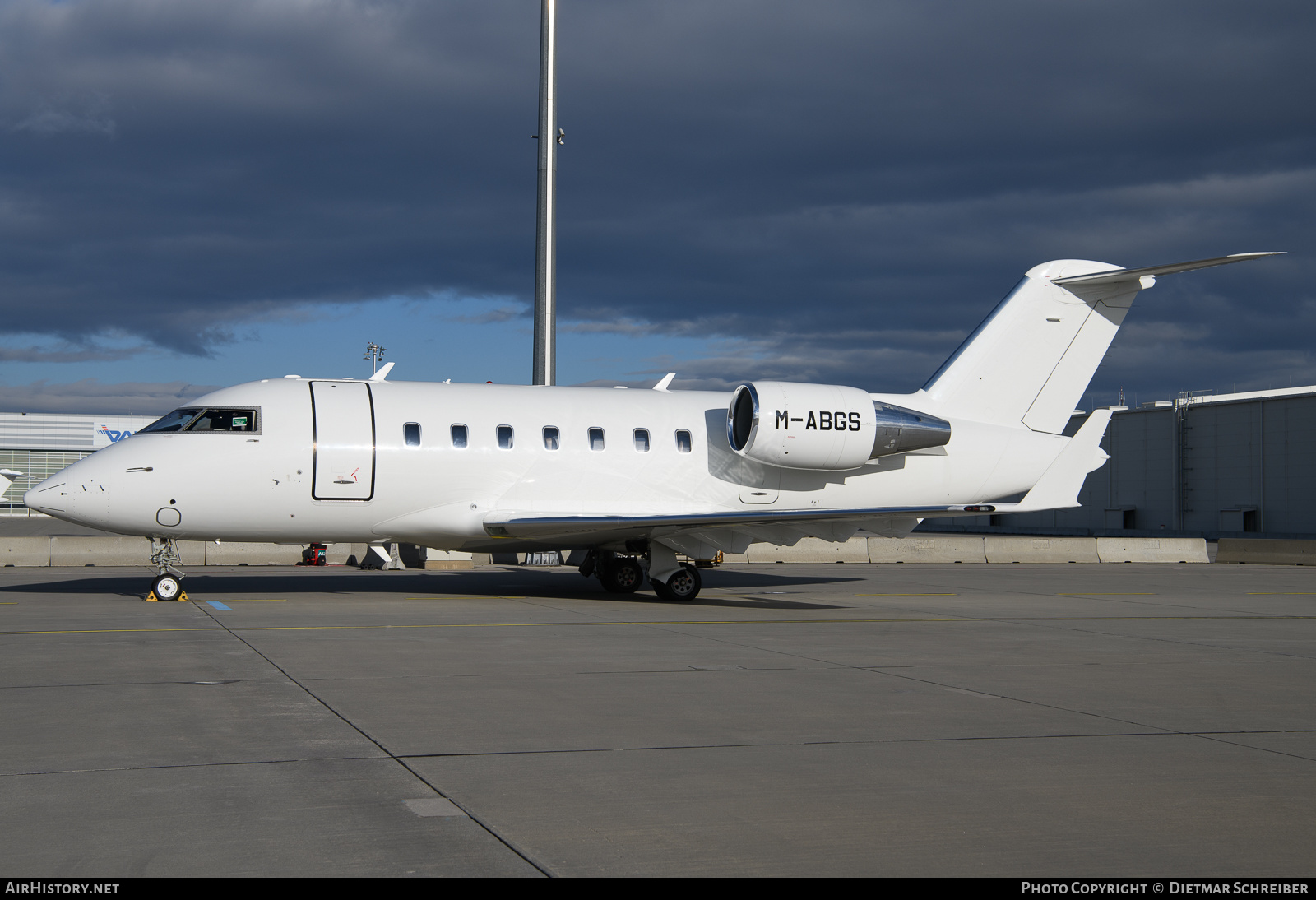 Aircraft Photo of M-ABGS | Bombardier Challenger 605 (CL-600-2B16) | AirHistory.net #637344