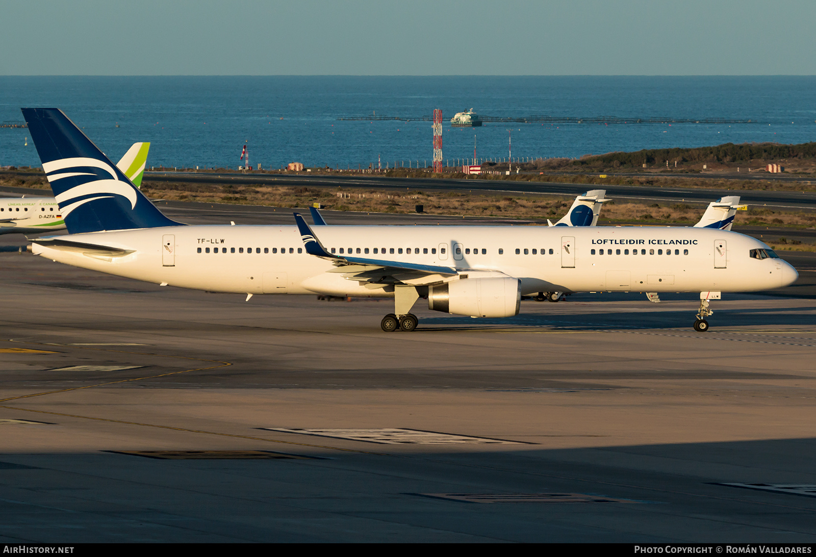 Aircraft Photo of TF-LLW | Boeing 757-223 | Loftleidir Icelandic | AirHistory.net #637913