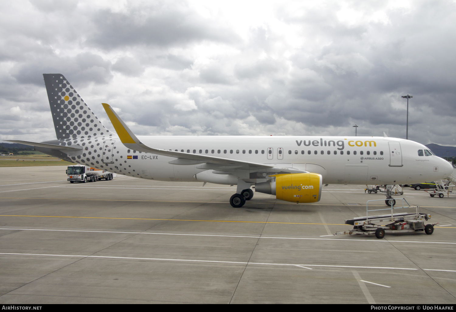Aircraft Photo of EC-LVX | Airbus A320-214 | Vueling Airlines | AirHistory.net #638167