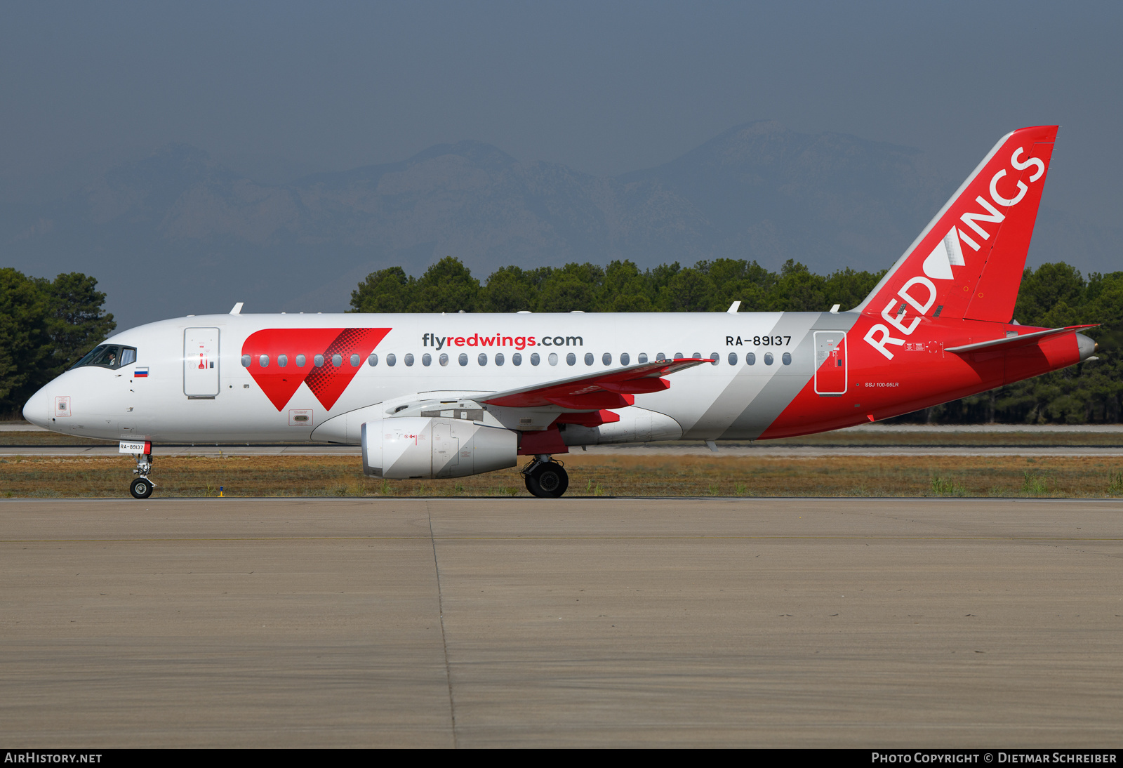 Aircraft Photo of RA-89137 | Sukhoi SSJ-100-95B Superjet 100 (RRJ-95B) | Red Wings | AirHistory.net #640782