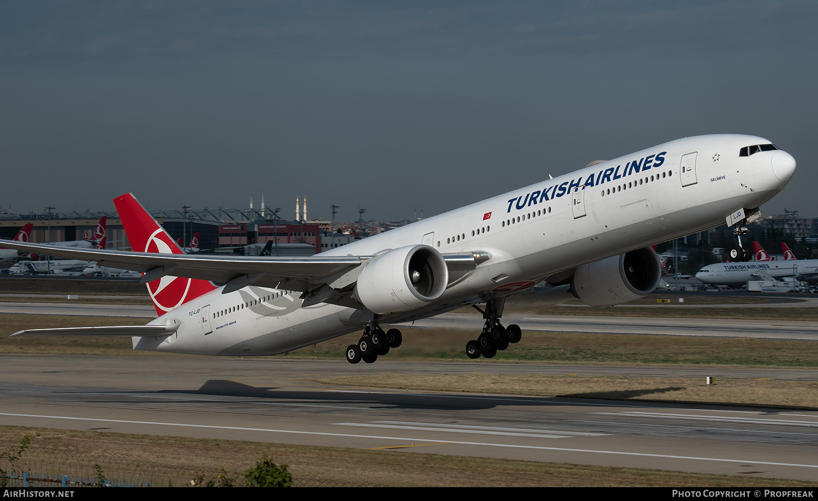 Aircraft Photo of TC-LJD | Boeing 777-3F2/ER | Turkish Airlines | AirHistory.net #641012