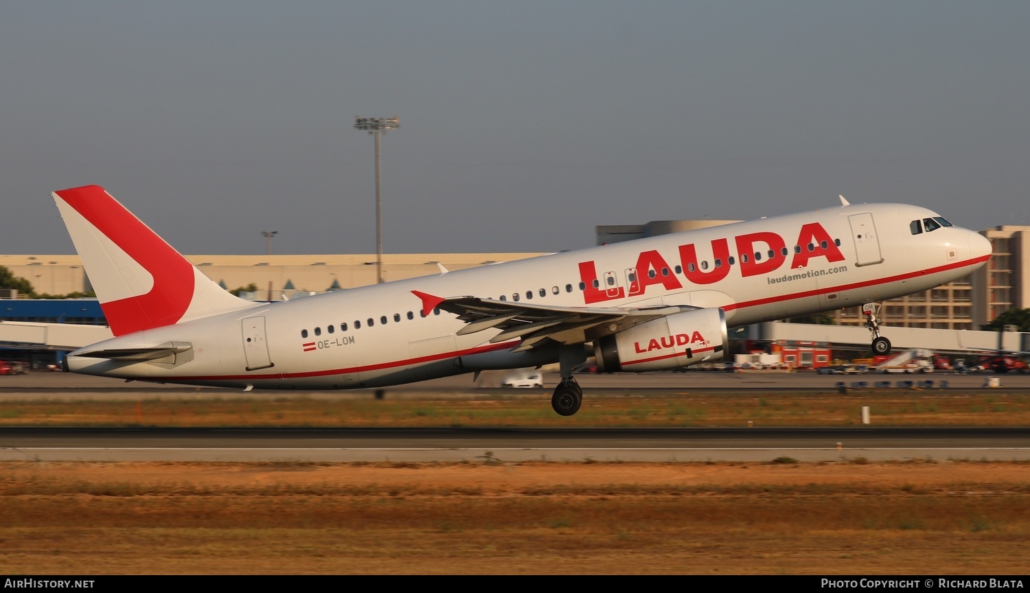 Aircraft Photo of OE-LOM | Airbus A320-232 | Laudamotion | AirHistory.net #641217