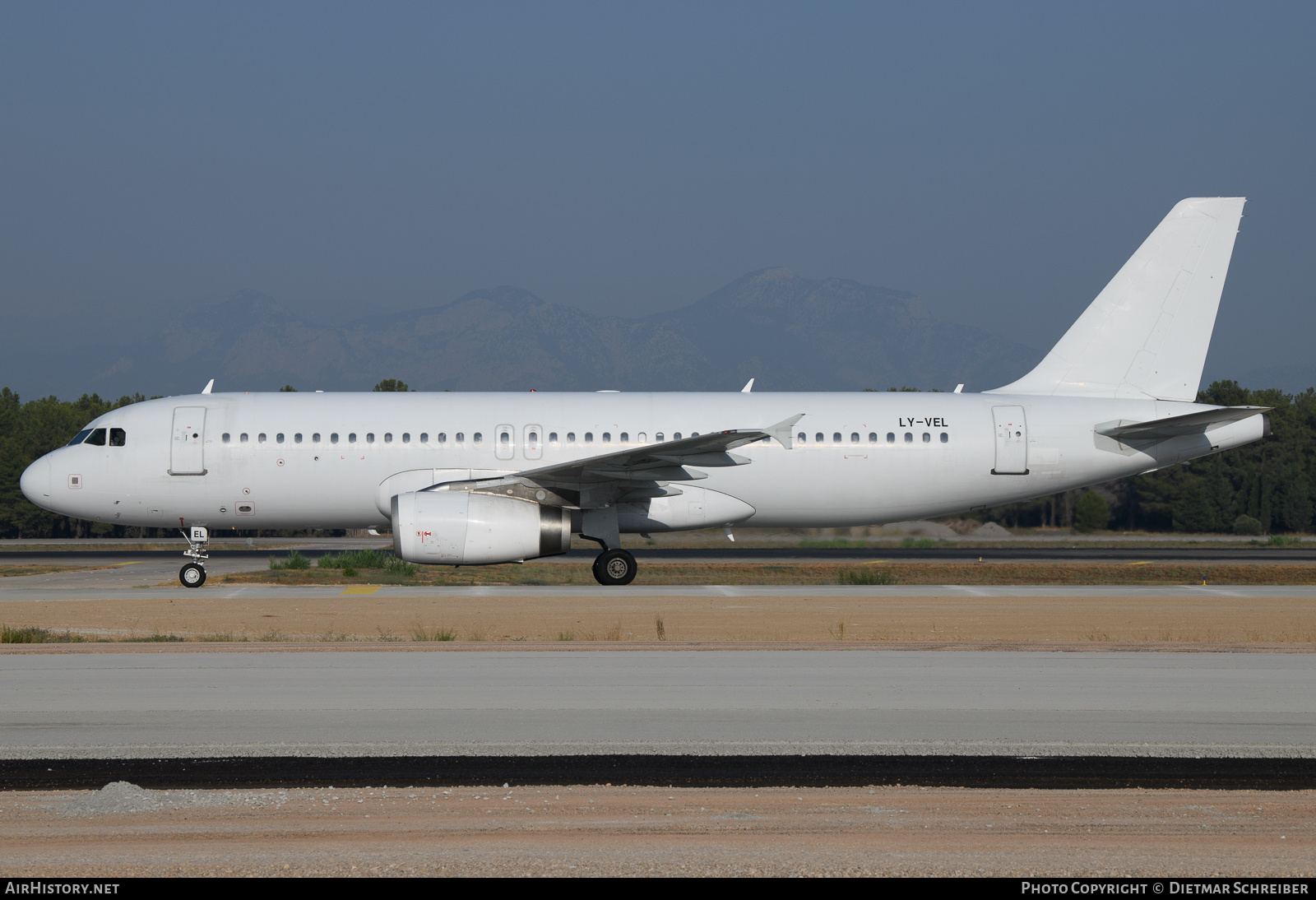 Aircraft Photo of LY-VEL | Airbus A320-232 | AirHistory.net #641283