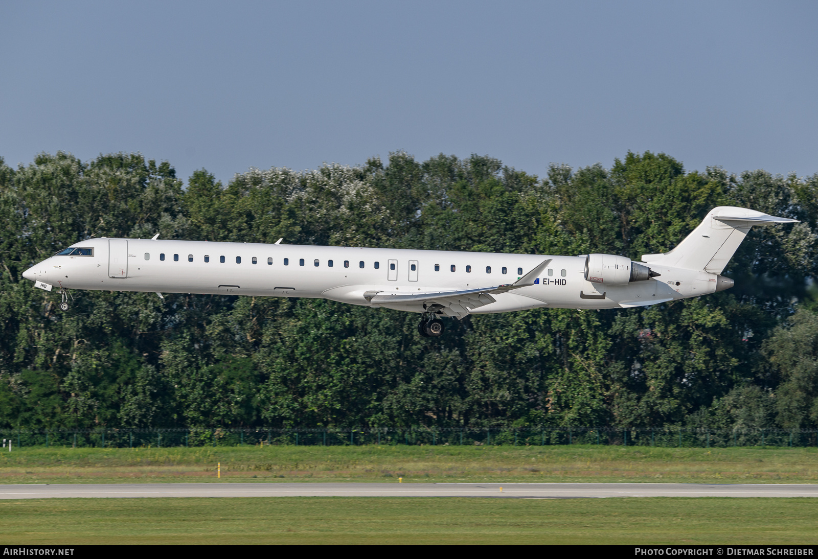 Aircraft Photo of EI-HID | Bombardier CRJ-1000EL NG (CL-600-2E25) | AirHistory.net #641675