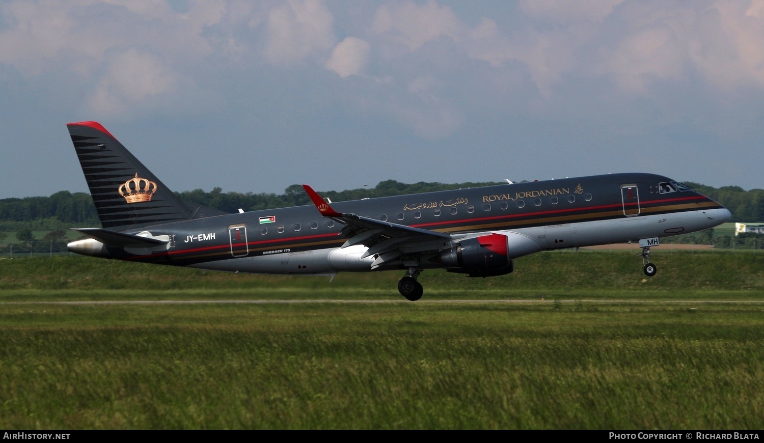 Aircraft Photo of JY-EMH | Embraer 175LR (ERJ-170-200LR) | Royal Jordanian Airlines | AirHistory.net #641838