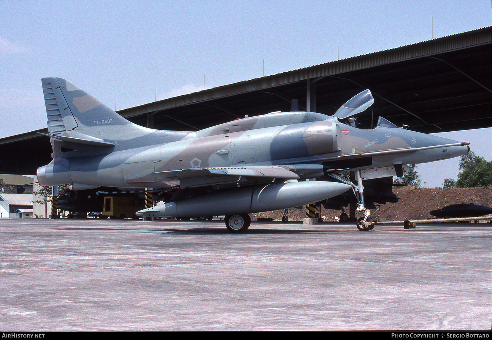 Aircraft Photo of TT-0433 | Douglas A-4E Skyhawk (Aa-it) | Indonesia - Air Force | AirHistory.net #642203