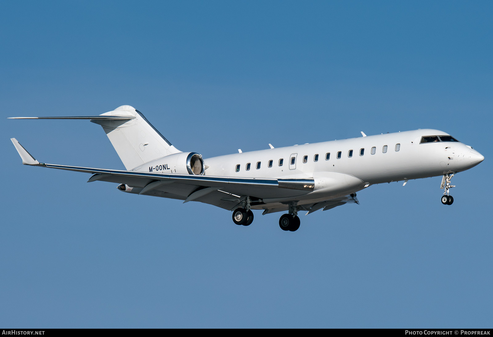 Aircraft Photo of M-OONL | Bombardier Global Express XRS (BD-700-1A10) | AirHistory.net #642455