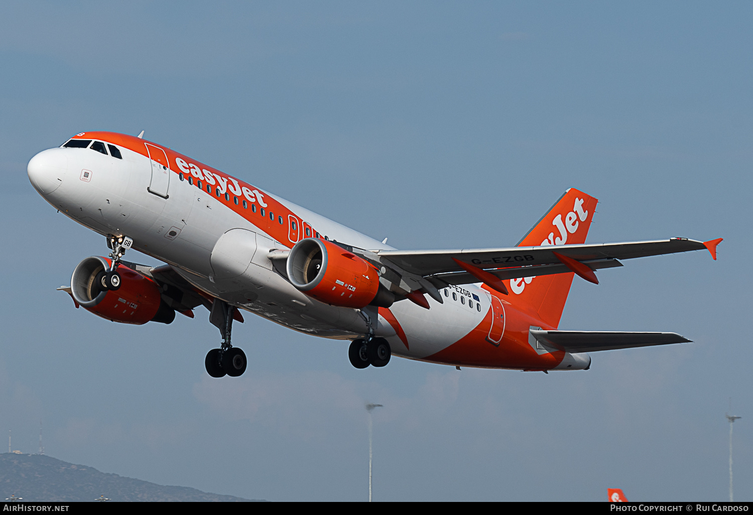 Aircraft Photo of G-EZGB | Airbus A319-111 | EasyJet | AirHistory.net #642488