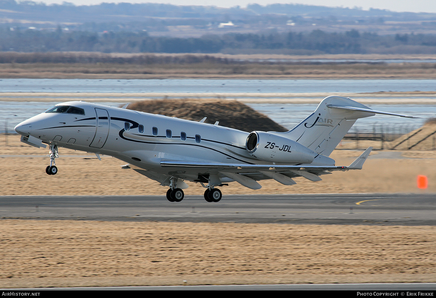 Aircraft Photo of ZS-JDL | Bombardier Challenger 300 (BD-100-1A10) | JAir | AirHistory.net #642521
