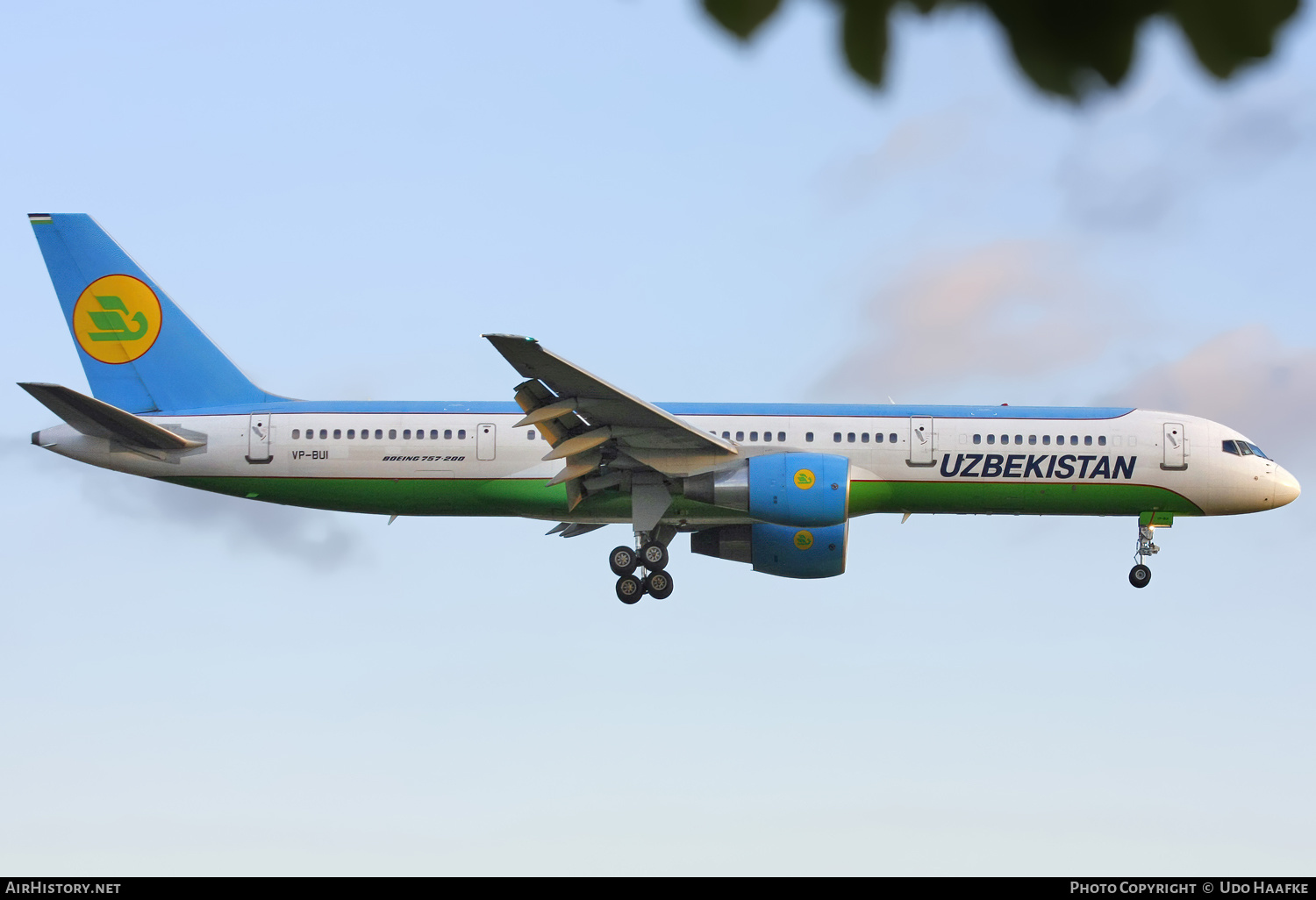 Aircraft Photo of VP-BUI | Boeing 757-231 | Uzbekistan Airways | AirHistory.net #643381