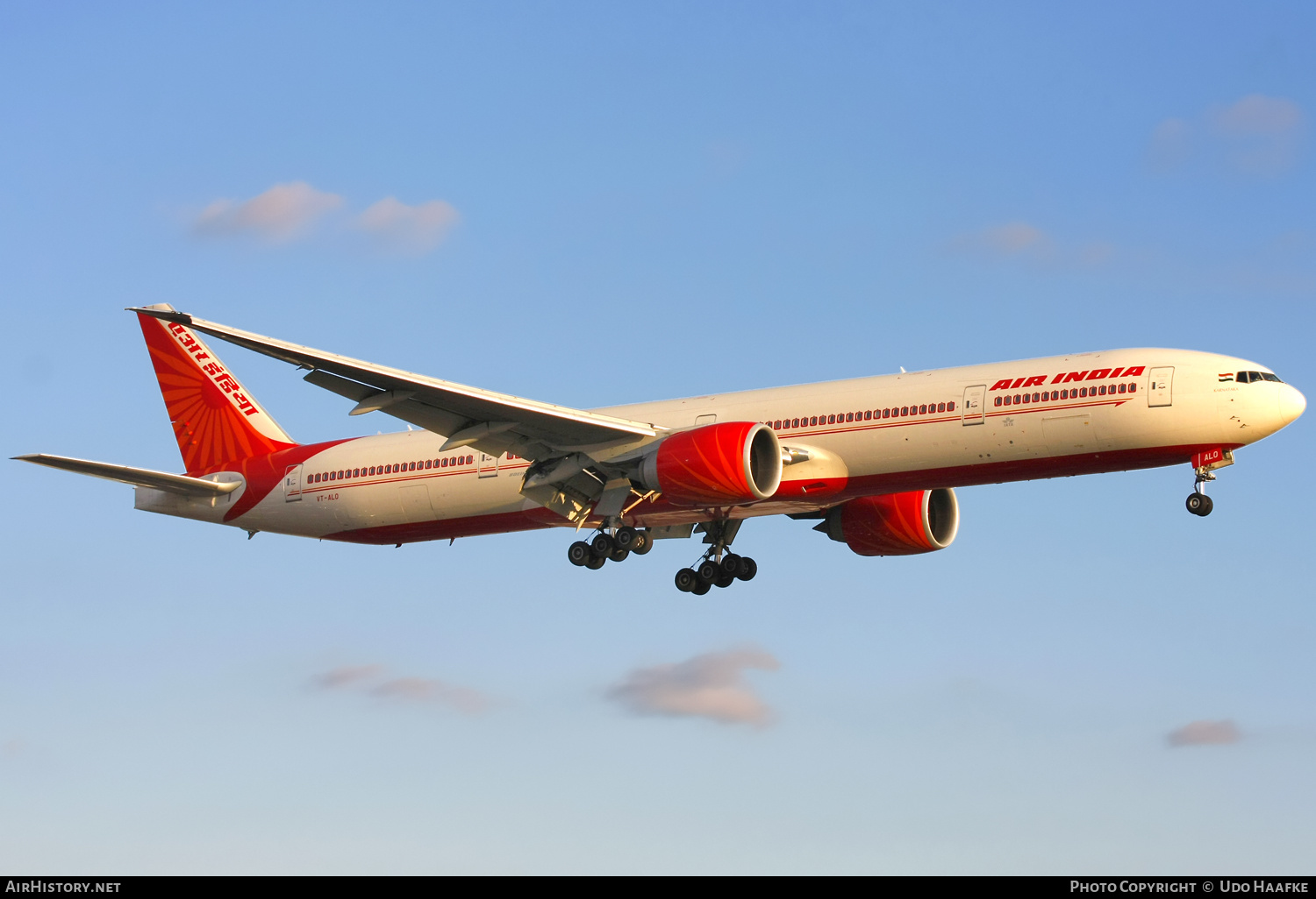 Aircraft Photo of VT-ALO | Boeing 777-337/ER | Air India | AirHistory.net #643446