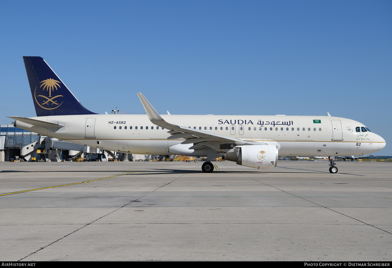 Aircraft Photo of HZ-AS82 | Airbus A320-214 | Saudi Arabian Airlines | AirHistory.net #644609